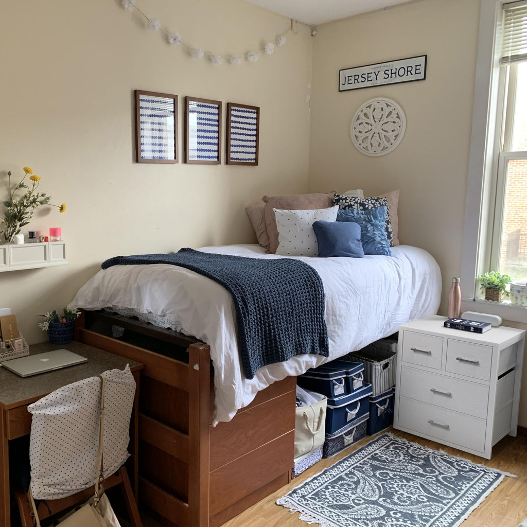 White 4 Drawer Dresser D878548
