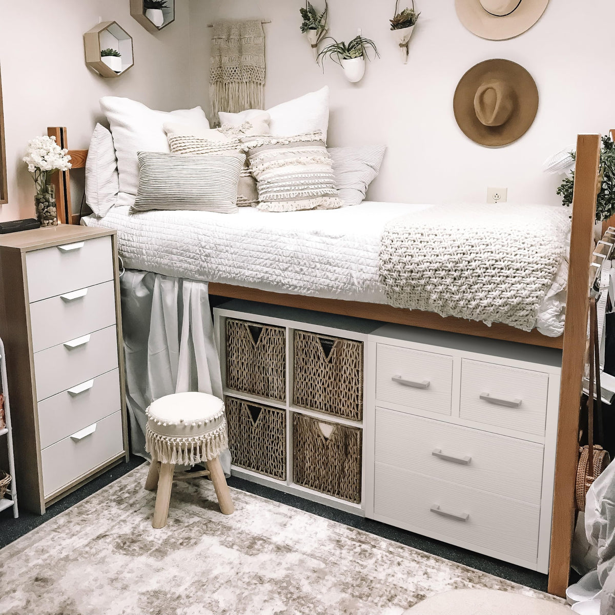 White 4 Drawer Dresser D878548